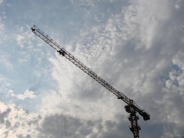 Endüstriyel arka plan inşaat ile siluetleri üzerinde şaşırtıcı günbatımı gökyüzü vinç