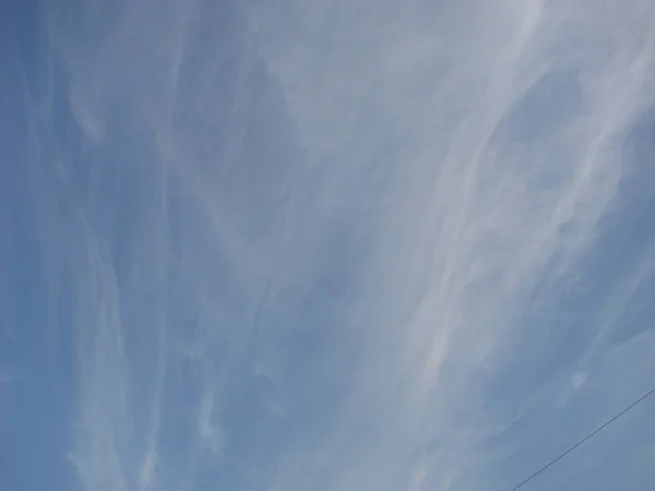 雲を背景にした美しい青空空雲を背景にした空雲を背景にした青空雲と太陽を背景にした青い空. — ストック写真