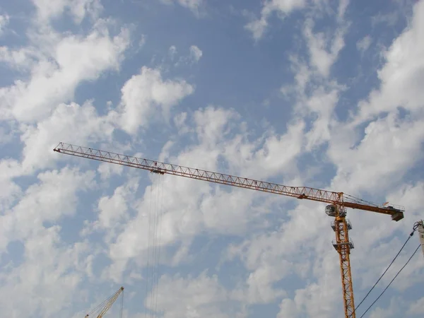 Abstracte industriële achtergrond met bouw kranen silhouetten over geweldige avondrood — Stockfoto