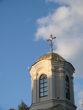 Mavi gökyüzüne karşı Ortodoks kilisesinin altın kubbesi.