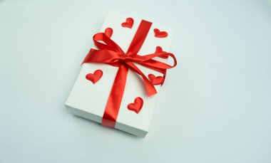 Beyaz kutu, kırmızı kalp ve kırmızı kurdele.