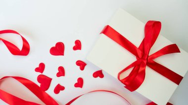Beyaz kutu, kırmızı kalp ve kırmızı kurdele.