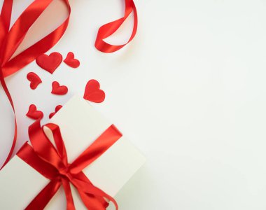Beyaz kutu, kırmızı kalp ve kırmızı kurdele.