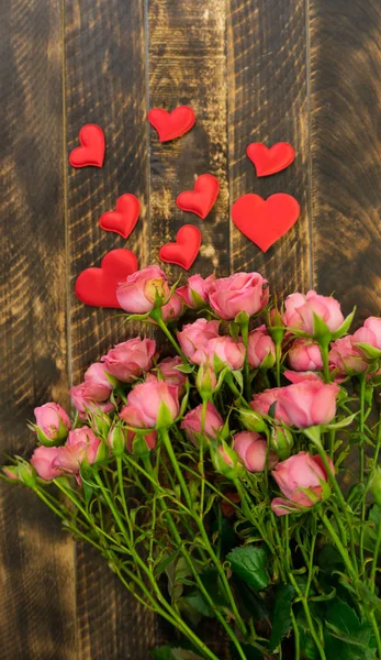 Bukiet różowych róż na starym drewnianym tle deski — Zdjęcie stockowe