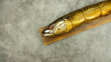 Mutfak tahtasında iştah açıcı füme balık. Baharatlı balık.