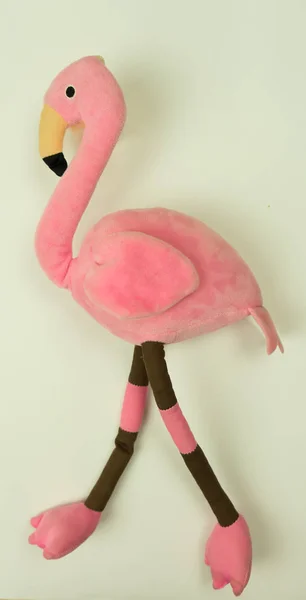 yumuşak oyuncak pembe flamingo komik oyuncak flamingo beyaz arka planda pembe flamingo