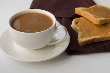 Fıstık ezmeli sandviç. Sağlıklı kahvaltı, kahve ve fıstık ezmeli ekmek.