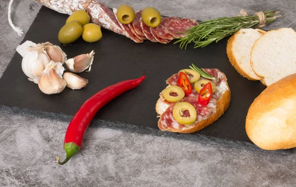이탈리아의 치즈와 소시지를 샌드위치 향신료 로즈마리 슬레이트 맛있어 — 스톡 사진
