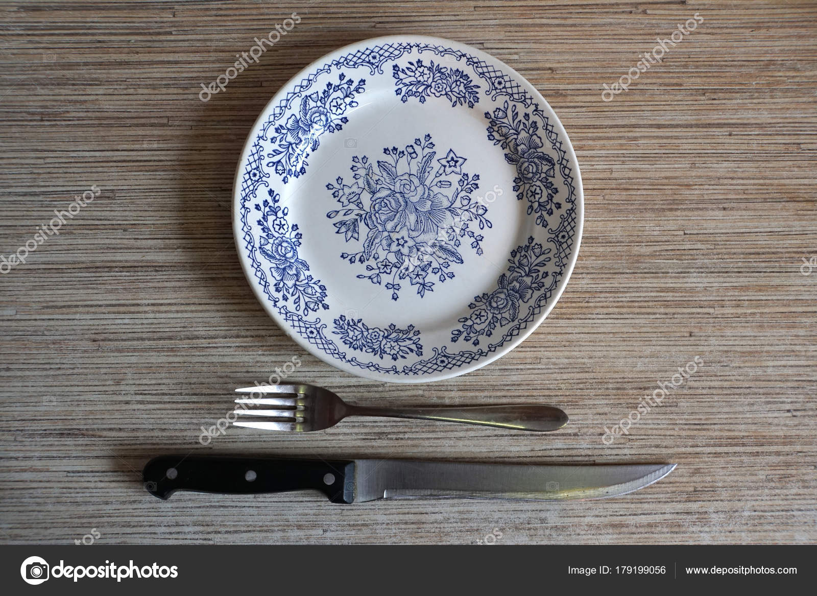Hand Painted Plate Iron Fork Iron Spoon Wooden Table Table — Stock ... Hand Painted Plate Iron Fork Iron Spoon Wooden Table Table — Stock ...