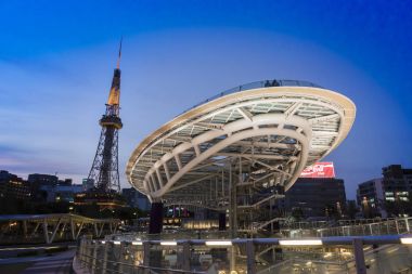 Oasis21 ve Nagoya Kulesi, Nagoya, Japonya - 09 Nisan, 2016: birçok kişi ve cazibe bina ve mağaza alışveriş merkezinde gece hayatı.