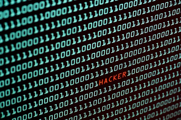 Hacker concetto di testo e codice binario dallo schermo del computer desktop, messa a fuoco selettiva, concetto di tecnologia di sicurezza — Foto Stock