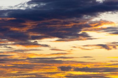 Altın Twilight şafak gökyüzü günbatımı, gökyüzü arka plan, doğa kavramı önce