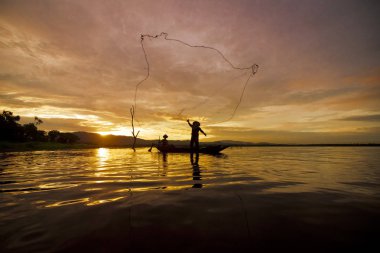 Sabah, güneş Tayland ile tekne Net kullanarak balıkçı balıkçılık siluet doğa ve kültür kavramı