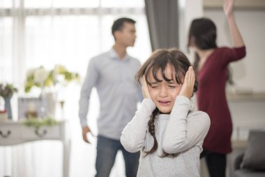 Baba ve anne kavga, Sad ve dramatik sahne, Aile yayınladı çünkü kız ağlıyordu çocuk hakları erken çocukluk eğitimi ve bakımı sorun kavramı, sosyal ve parrents