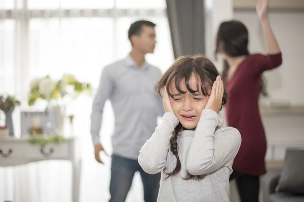 Baba ve anne kavga, Sad ve dramatik sahne, Aile yayınladı çünkü kız ağlıyordu çocuk hakları erken çocukluk eğitimi ve bakımı sorun kavramı, sosyal ve parrents — Stok fotoğraf