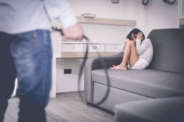 Kızın ailesi tarafından cezalandırılması için gidiyor