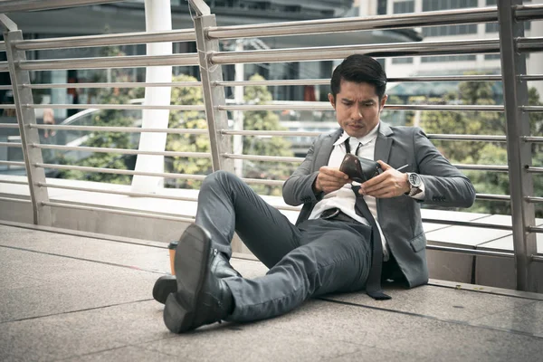 İşadamı baş ağrısı var ve stresli, işsiz kavramı, banka