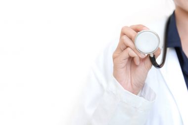 Erkek doktor stetoskop tıbbi ekipman araç whit üzerinde tutan