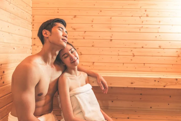 Junge asiatische Paare oder Liebhaber haben romantische Entspannung in der Sauna ro — Stockfoto