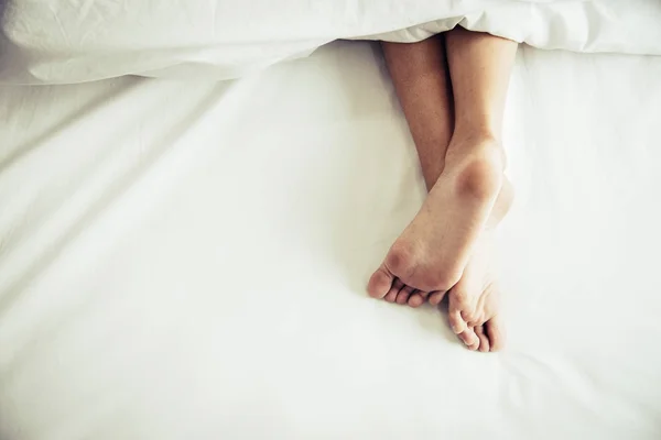 Descalço de humano na cama de manhã. Conceito de pessoas solteiras e trabalhadores. Dia preguiçoso e tema de casa felicidade . — Fotografia de Stock