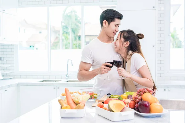 Amantes asiáticos o parejas bebiendo vino en la sala de cocina en casa. Amor y concepto de felicidad Dulce luna de miel y San Valentín tema — Foto de Stock