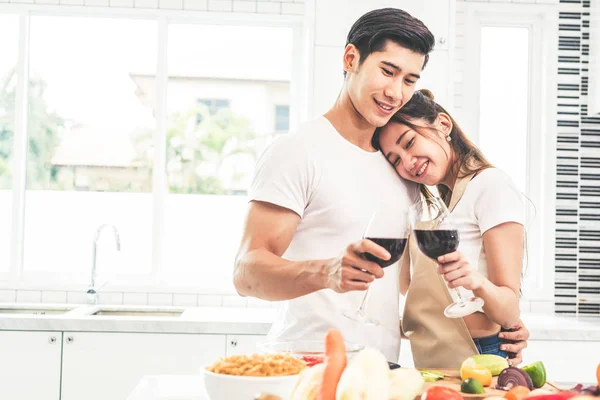 Amantes asiáticos o parejas bebiendo vino en la sala de cocina en casa. Amor y concepto de felicidad Dulce luna de miel y San Valentín tema — Foto de Stock