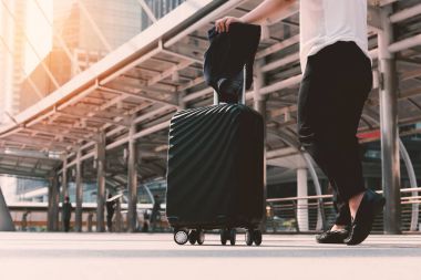 Asyalı kadın Havaalanı Bagaj ile terminal yürüme. İş ulaşım ve uçuş seyahat kavramı. Tatil ve yaşam tarzı kavramı. Havaalanı otobüs ve tren istasyonu Tema.
