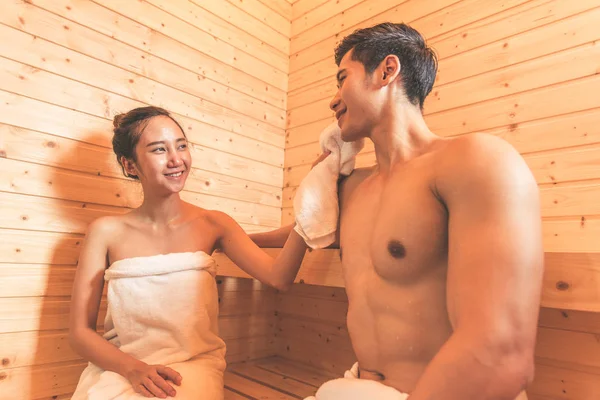 Junge asiatische Paare oder Liebhaber entspannen romantisch im Saunaraum. Hautpflege Wärmebehandlung und Körperreinigung und Erfrischung im Spa mit Dampfbad. Gesundheits- und Flitterwochen-Konzept. Gemeinsam glücklich — Stockfoto