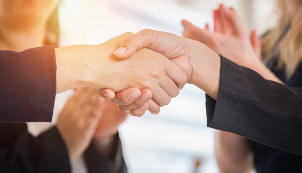 Los empresarios que se dan la mano después de terminar llegan a un acuerdo para iniciar un nuevo proyecto. Concepto de negociación y trabajo feliz. Handshake gesturing conexión acuerdo concepto. Tema Personas y trabajo en equipo — Foto de Stock