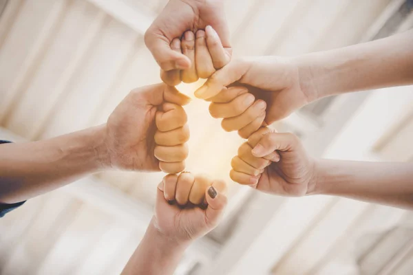 Fist Bump di amicizia e lavoro di squadra per l'avvio di un nuovo progetto. Concetto di business e stare insieme. Cooperazione e concetto di successo. Tema mani e persone. Filtro tono caldo — Foto Stock