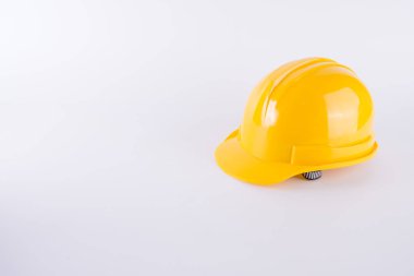 Beyaz zemin üzerine sarı güvenlik kask. Baret beyaz izole. Emniyet donanımları konsepti. İşçi ve endüstriyel Tema.