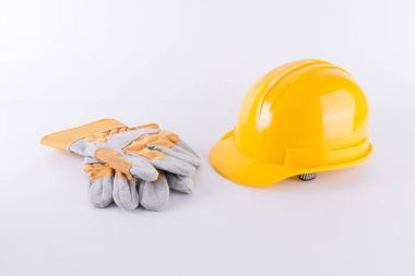 Sarı kask ve Emanet eldiven beyaz arka plan üzerinde. Kask ve beyaz izole arka planda kalın eldiven. Emniyet donanımları konsepti. İşçi ve endüstriyel Tema.