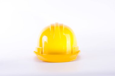 Beyaz zemin üzerine sarı güvenlik kask. Baret beyaz izole. Emniyet donanımları konsepti. İşçi ve endüstriyel Tema.