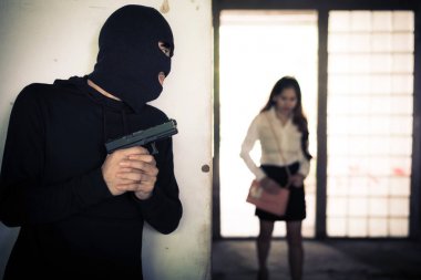 Dayanabiliyor ve kadın onun cüzdan veya el çalmak için bekliyor soyguncu el ile silah binanın köşesindeki çanta. Suç cinsel ve tehlikeli yasadışı şiddet kriz kavramı