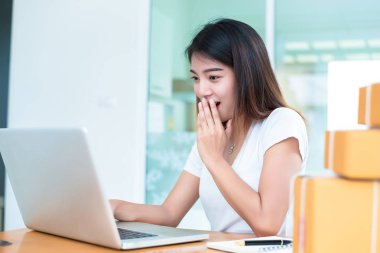 Asyalı kadın laptop için alışveriş veya yüksek hızlı Internet bağlantısıyla pazarlama satırındaki kullanırken şaşırtıcı. Ticari ve iş kavramı. Güzellik ve teknoloji Tema. Ekspres teslimat ve sonrası