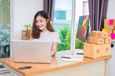 Asyalı kadın kendini ofiste dizüstü bilgisayarlar ve internet kullanırken zevk. İş ve pazarlama ve yarı zamanlı bir kavram. Line alışveriş ve iş başarı tema üzerinde. Çalışma işi mutlu ruh hali.
