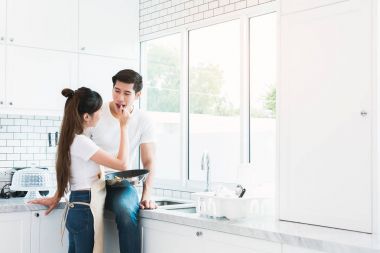 Asya meyve ve gıda her diğer, çift ve aile kavramı besleme severler. Tatlı balayı ve tatil Tema. Tatil pişirme ve kapalı iç