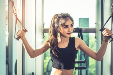 Asyalı genç kadın fitness spor çapraz, Elastik ipi egzersizleri yapıyor. Eğitim ve kas gücü. Güzellik ve sağlıklı bir kavram. Spor donatımı ve spor kulübü Merkezi Tema. 