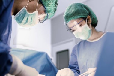 Doktor ve hemşire Cerrahi operasyon odasında yapma. Sağlık ve hastane kavramı