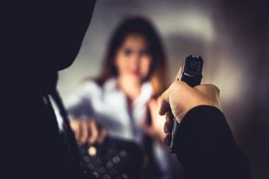 Soyguncu kuvvet kadın onun cüzdan veya el çantası el silah çalmak. Kadınların karşı karşıya ve hırsızlar için m-cüzdan vererek sırasında korkusu. Suç ve yasadışı cinsel şiddet kriz kavramı