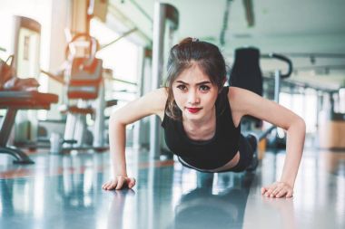 Asyalı kadın fitness kız UPS fitness salonunda bastırıyor. Sağlık ve sağlıklı kavramı. Eğitim ve vücut tema oluşturmak. Güç ve güzellik kavramı