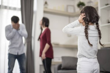 Arkada o onun annemle babam kavga duymak istemediği görünümü, küçük kız kulakları ellerini koyar. kapatın kulaklar, Aile dramatik sahne, aile sorunları, sosyal ve veliler sorun kavramı