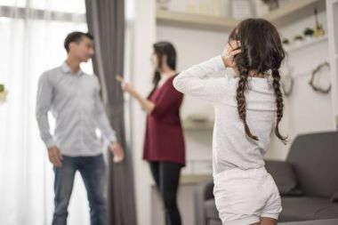 Arkada o onun annemle babam kavga duymak istemediği görünümü, küçük kız kulakları ellerini koyar. kapatın kulaklar, Aile dramatik sahne, aile sorunları, sosyal ve veliler sorun kavramı