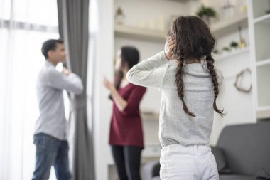 Arkada o onun annemle babam kavga duymak istemediği görünümü, küçük kız kulakları ellerini koyar. kapatın kulaklar, Aile dramatik sahne, aile sorunları, sosyal ve veliler sorun kavramı