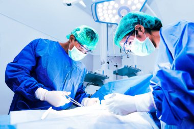 Yardım hasta tehlikeli acil durumda, hastane ve cerrahi kavramı, sağlık ve tıp kavramı, kanser ve hastalığı tedavi için çalışan doktor ve Yardımcısı hemşire