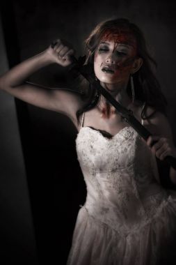 Düğün sırasında kendini öldürmeye zombi Bayan ceset kılıç holding. Cadılar Bayramı gün Tema etkinlik için korku ve ruh kavramı. Karanlık ve grunge sesi film