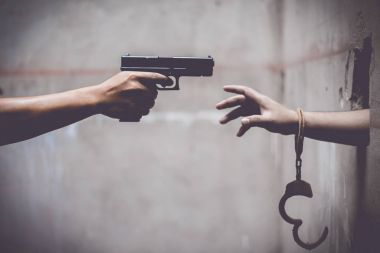 Kaçak mahkum polis silahı. Ayrılıkçı mahkum ve polis kavramı, yasak hukuk ve kural kavramı. Çapraz işleme ve split sesi pinterest ve instragram işlem gibi.