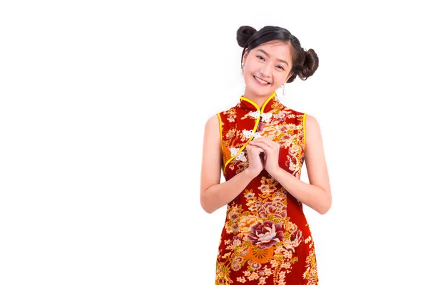 Jovem mulher de beleza asiática vestindo cheongsam e gesto de bênção ou saudação no evento do festival de ano novo chinês em fundo branco isolado. Conceito de férias e estilo de vida. Vestido Qipao vestindo — Fotografia de Stock