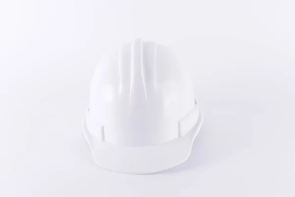 Weißer Schutzhelm auf weißem Hintergrund. Harte Mütze und dicke Handschuhe auf weißem Hintergrund. Sicherheitskonzept. Arbeiter und Industriethema. — Stockfoto