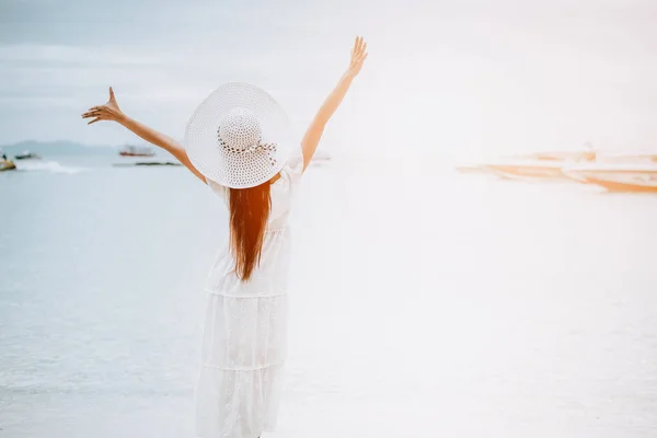 Asiatische Frau am Strand, die Reisen und frische Luft im Urlaub genießt. Urlaub und Outdoor-Konzept. Mensch und Natur. asiatische Schönheit und Meer Thema. — Stockfoto